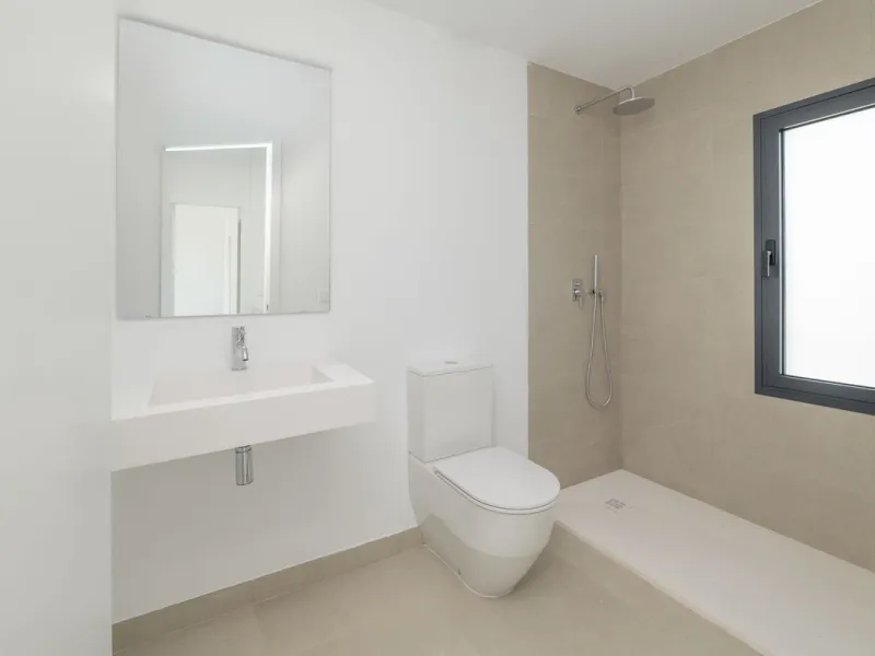 Welcome to this stunning detached villa, located on the New Golden Mile within the exclusive Serene Atalaya development in Estepona (Málaga), one of the most prestigious and sought-after residential areas on the Costa del Sol. This prime location is renow