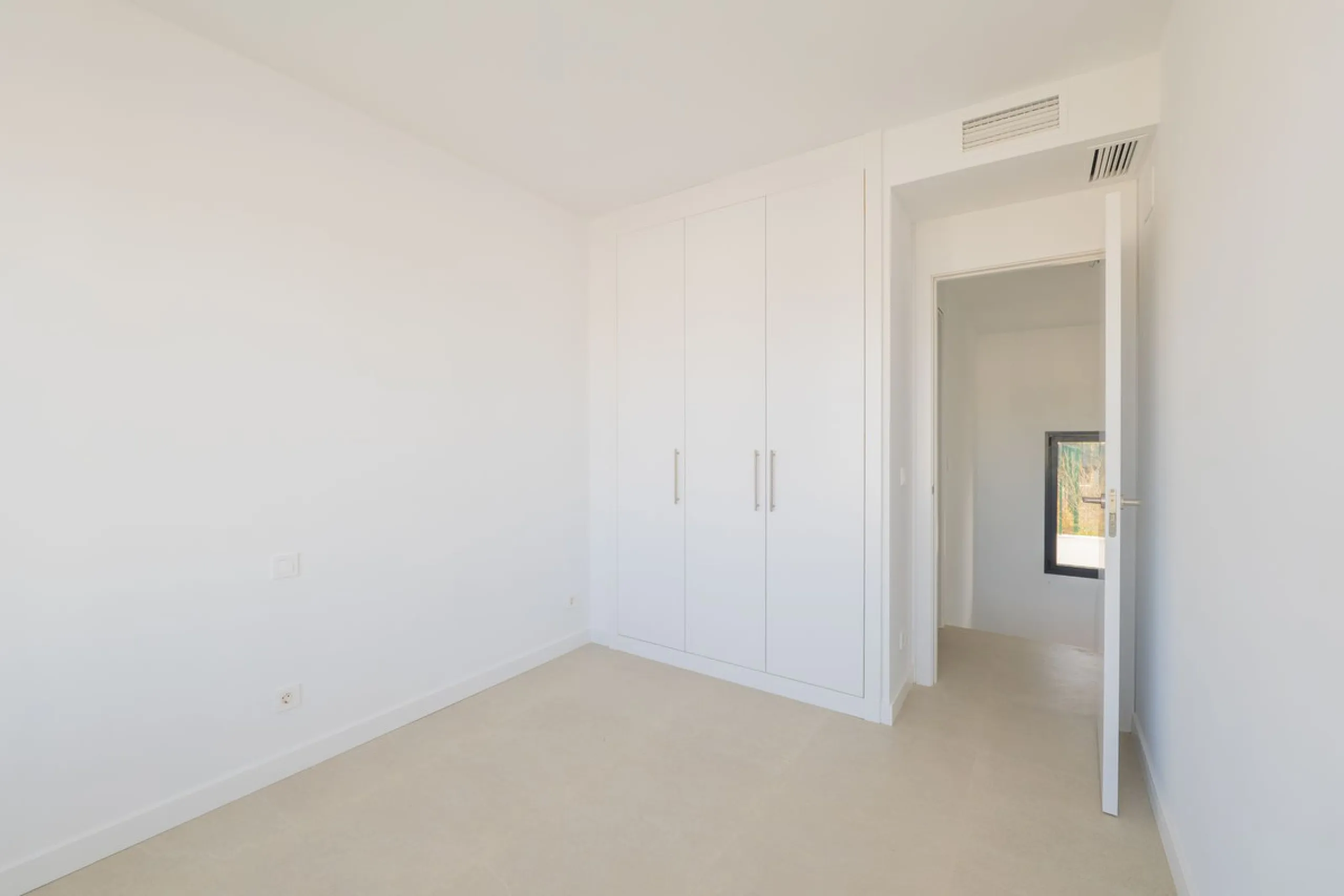 Welcome to this stunning detached villa, located on the New Golden Mile within the exclusive Serene Atalaya development in Estepona (Málaga), one of the most prestigious and sought-after residential areas on the Costa del Sol. This prime location is renow