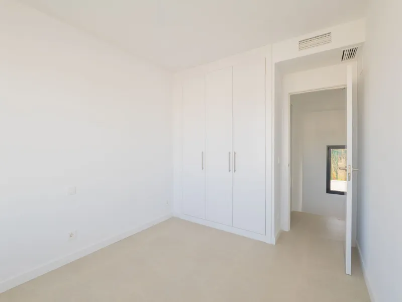Welcome to this stunning detached villa, located on the New Golden Mile within the exclusive Serene Atalaya development in Estepona (Málaga), one of the most prestigious and sought-after residential areas on the Costa del Sol. This prime location is renow