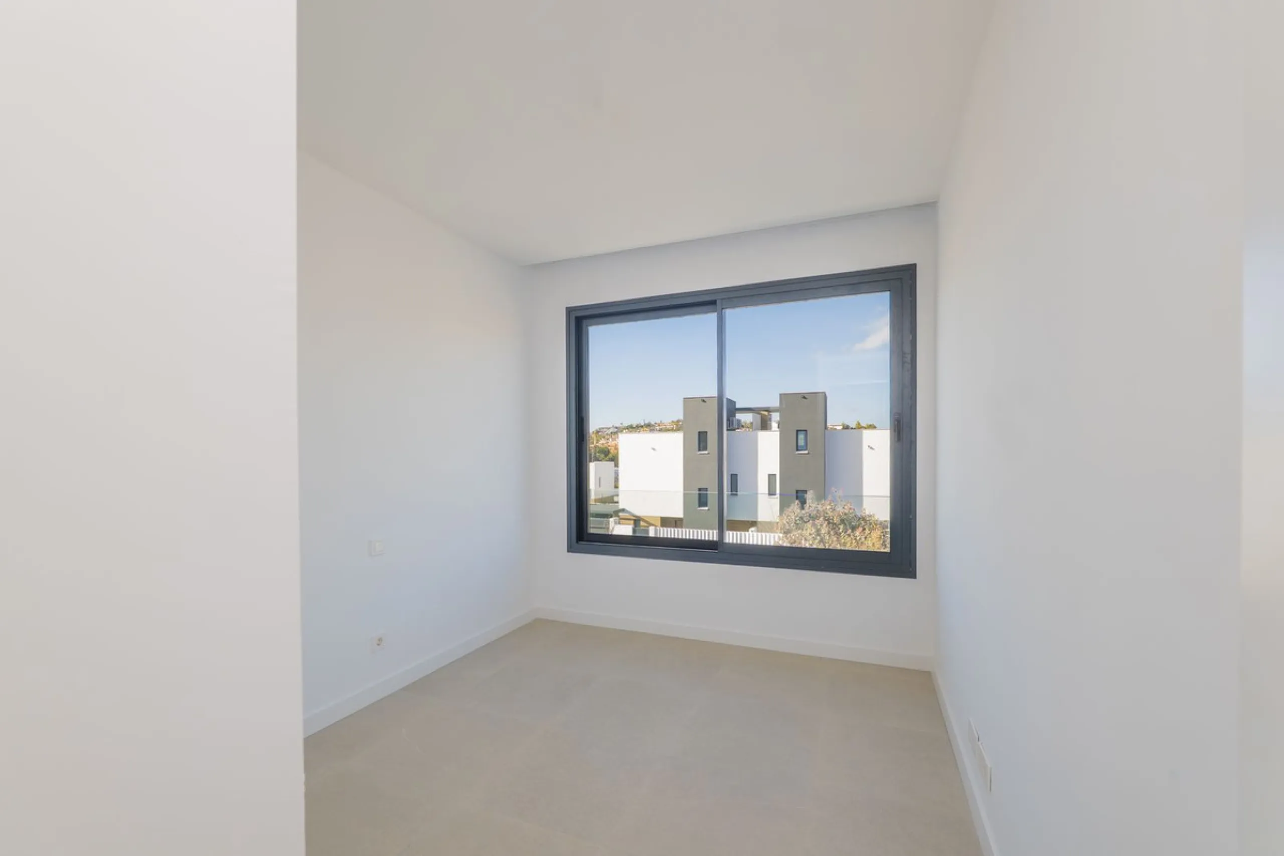 Welcome to this stunning detached villa, located on the New Golden Mile within the exclusive Serene Atalaya development in Estepona (Málaga), one of the most prestigious and sought-after residential areas on the Costa del Sol. This prime location is renow