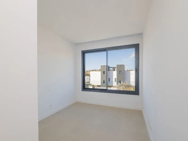 Welcome to this stunning detached villa, located on the New Golden Mile within the exclusive Serene Atalaya development in Estepona (Málaga), one of the most prestigious and sought-after residential areas on the Costa del Sol. This prime location is renow