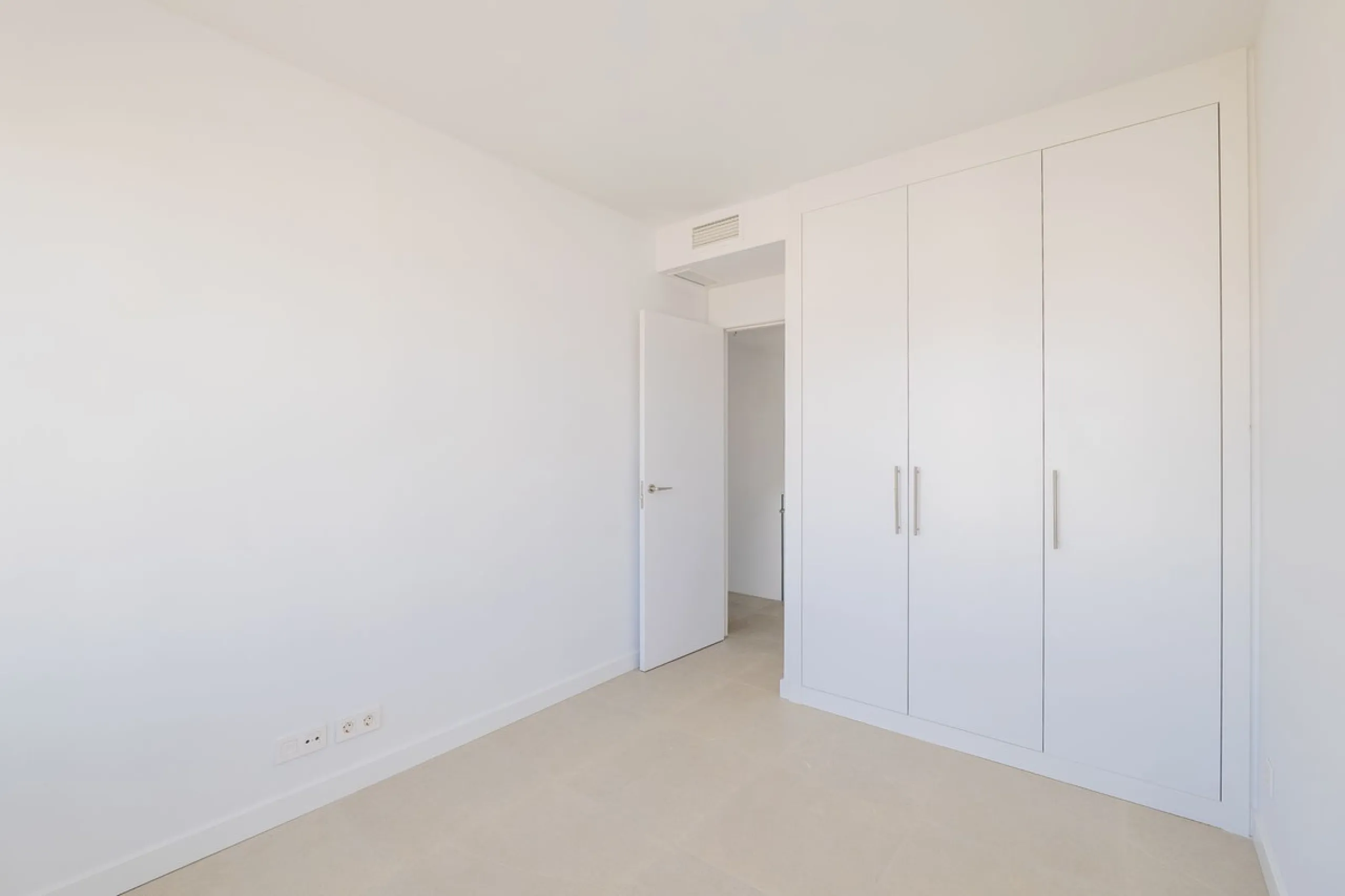 Welcome to this stunning detached villa, located on the New Golden Mile within the exclusive Serene Atalaya development in Estepona (Málaga), one of the most prestigious and sought-after residential areas on the Costa del Sol. This prime location is renow