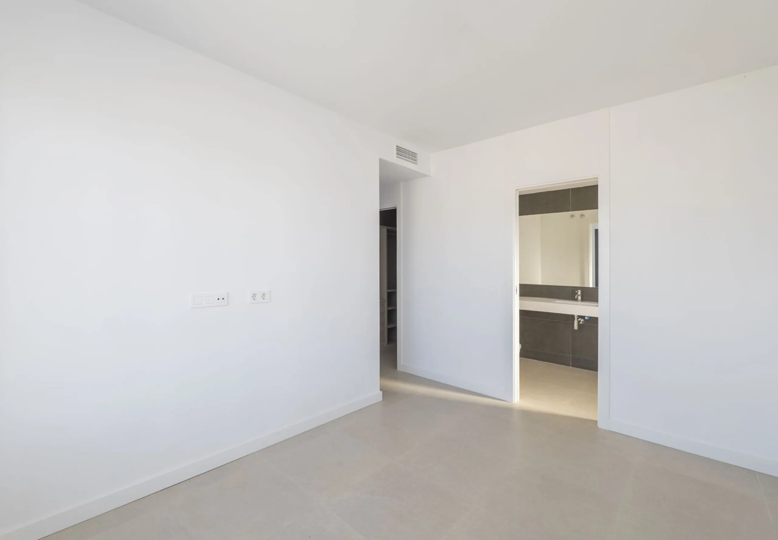 Welcome to this stunning detached villa, located on the New Golden Mile within the exclusive Serene Atalaya development in Estepona (Málaga), one of the most prestigious and sought-after residential areas on the Costa del Sol. This prime location is renow