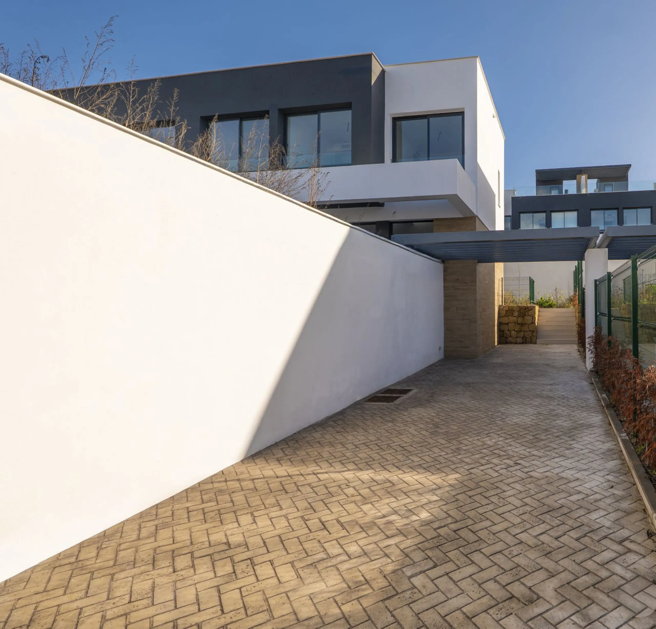 Welcome to this stunning detached villa, located on the New Golden Mile within the exclusive Serene Atalaya development in Estepona (Málaga), one of the most prestigious and sought-after residential areas on the Costa del Sol. This prime location is renow