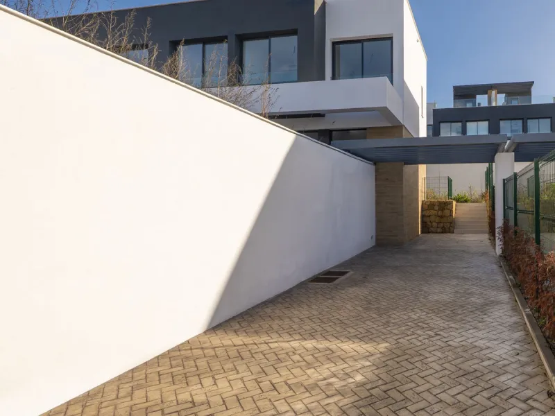 Welcome to this stunning detached villa, located on the New Golden Mile within the exclusive Serene Atalaya development in Estepona (Málaga), one of the most prestigious and sought-after residential areas on the Costa del Sol. This prime location is renow