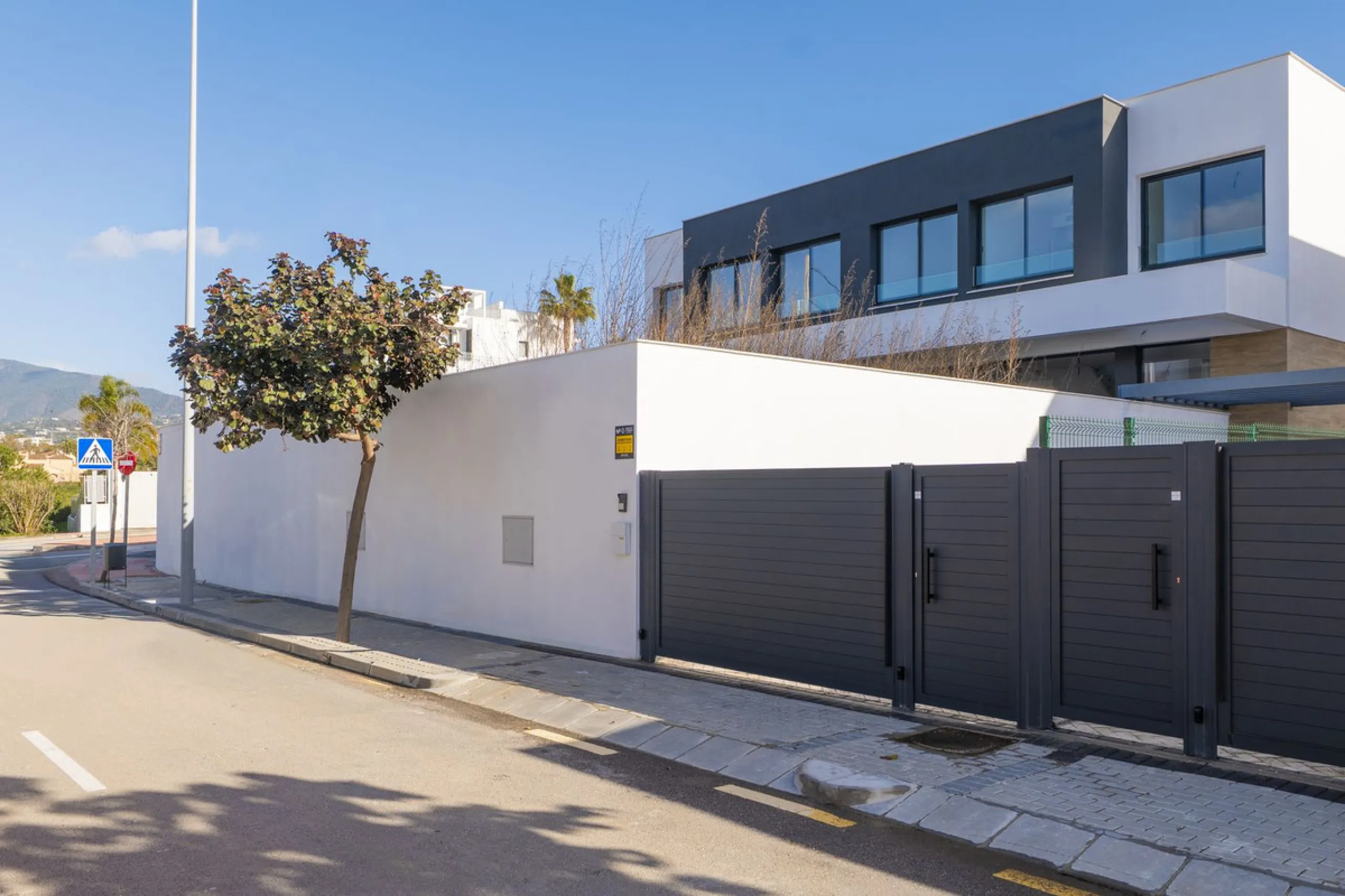 Welcome to this stunning detached villa, located on the New Golden Mile within the exclusive Serene Atalaya development in Estepona (Málaga), one of the most prestigious and sought-after residential areas on the Costa del Sol. This prime location is renow