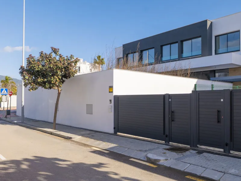 Welcome to this stunning detached villa, located on the New Golden Mile within the exclusive Serene Atalaya development in Estepona (Málaga), one of the most prestigious and sought-after residential areas on the Costa del Sol. This prime location is renow