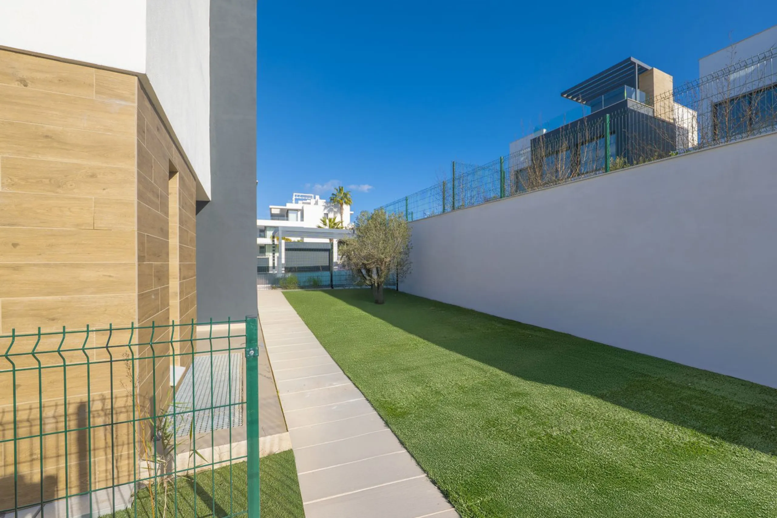 Welcome to this stunning detached villa, located on the New Golden Mile within the exclusive Serene Atalaya development in Estepona (Málaga), one of the most prestigious and sought-after residential areas on the Costa del Sol. This prime location is renow
