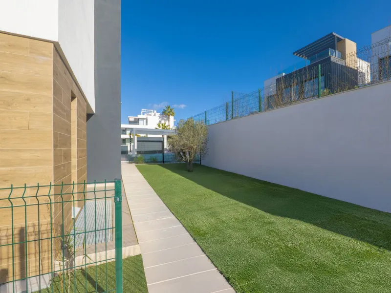 Welcome to this stunning detached villa, located on the New Golden Mile within the exclusive Serene Atalaya development in Estepona (Málaga), one of the most prestigious and sought-after residential areas on the Costa del Sol. This prime location is renow