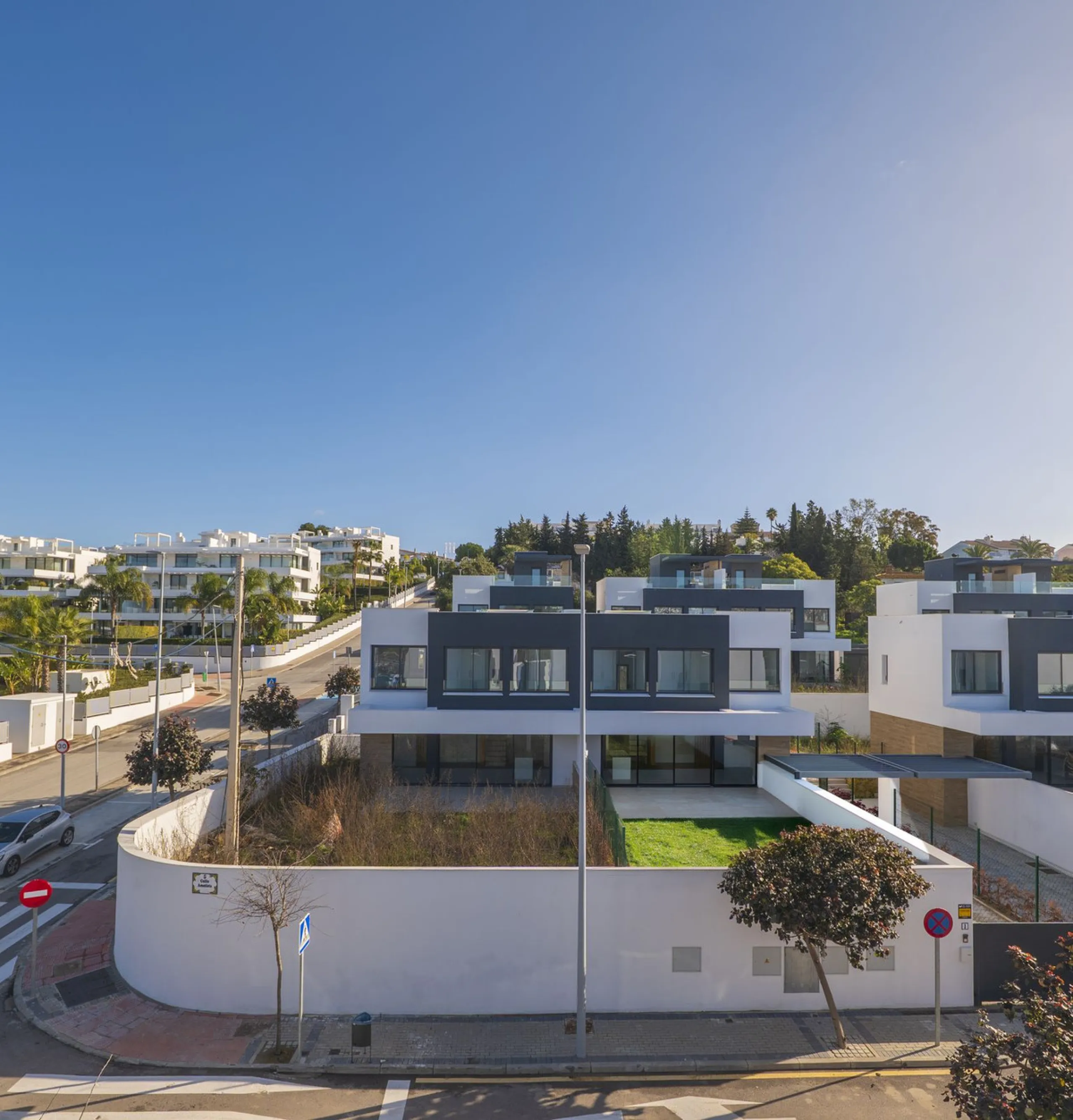 Welcome to this stunning detached villa, located on the New Golden Mile within the exclusive Serene Atalaya development in Estepona (Málaga), one of the most prestigious and sought-after residential areas on the Costa del Sol. This prime location is renow