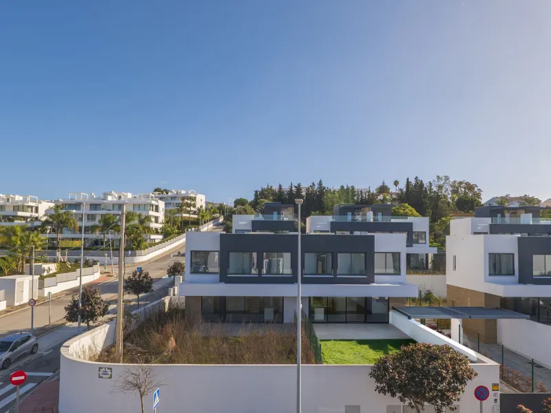 Welcome to this stunning detached villa, located on the New Golden Mile within the exclusive Serene Atalaya development in Estepona (Málaga), one of the most prestigious and sought-after residential areas on the Costa del Sol. This prime location is renow