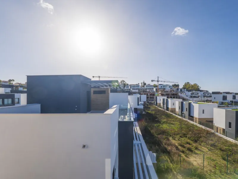 Welcome to this stunning detached villa, located on the New Golden Mile within the exclusive Serene Atalaya development in Estepona (Málaga), one of the most prestigious and sought-after residential areas on the Costa del Sol. This prime location is renow