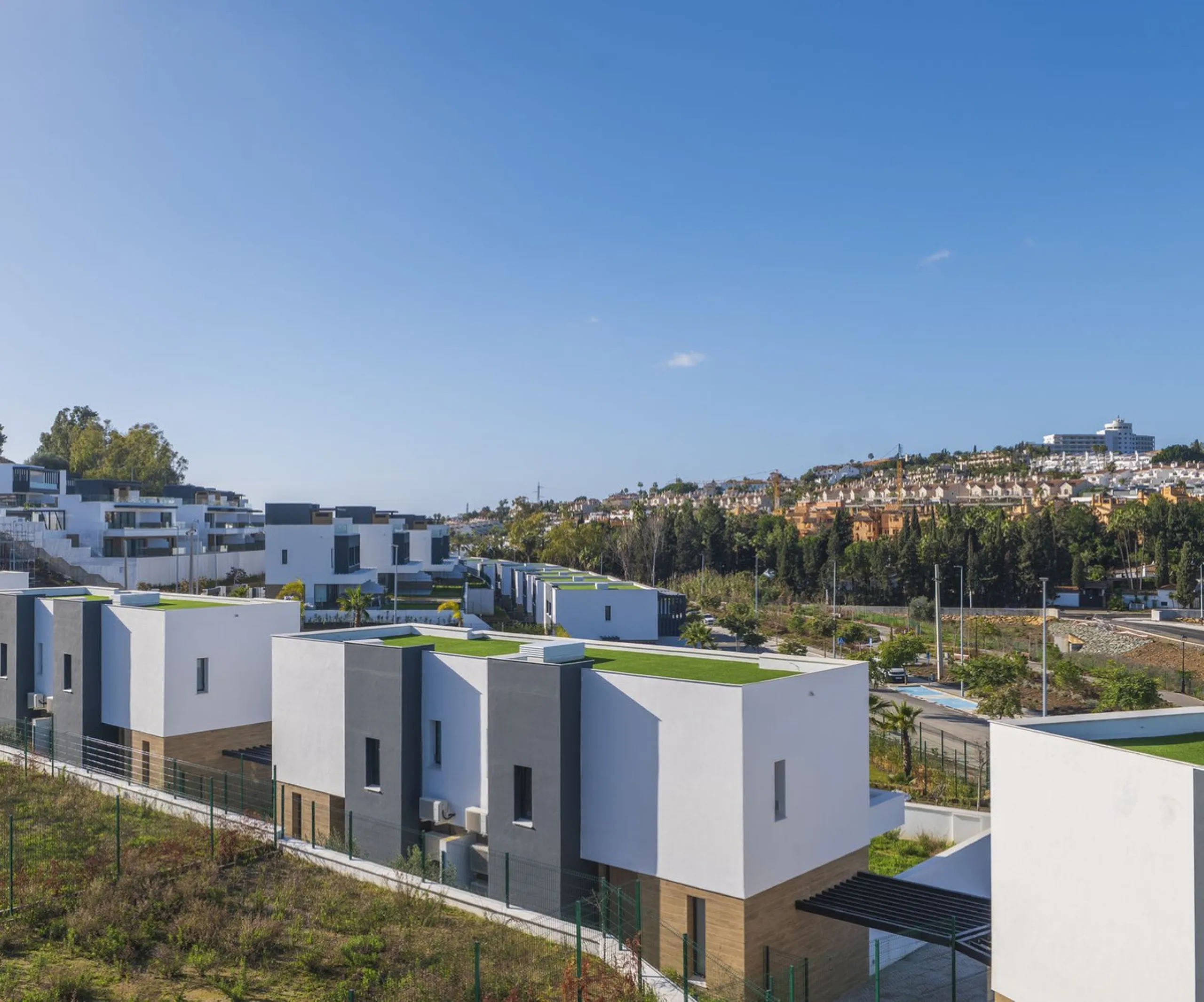 Welcome to this stunning detached villa, located on the New Golden Mile within the exclusive Serene Atalaya development in Estepona (Málaga), one of the most prestigious and sought-after residential areas on the Costa del Sol. This prime location is renow