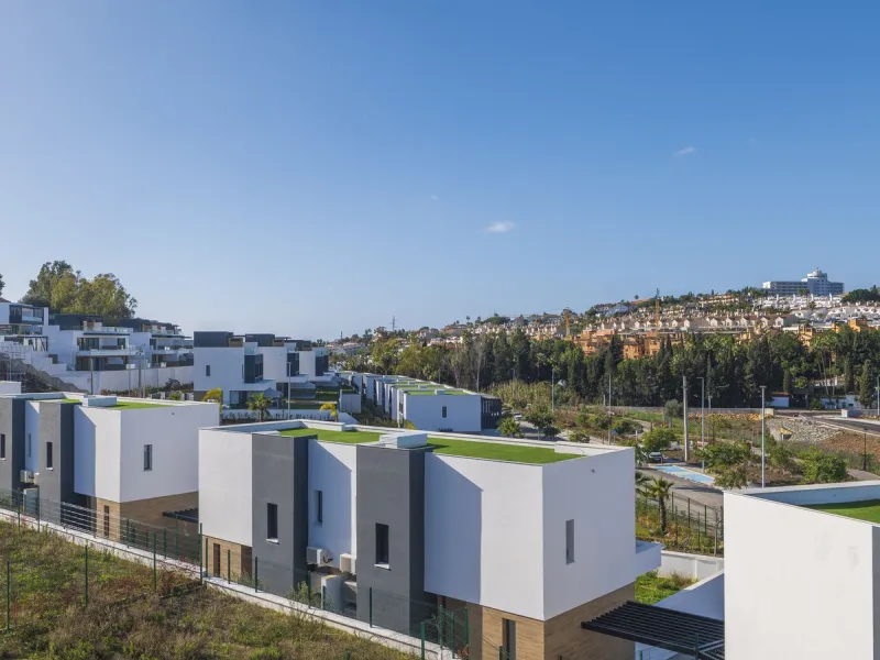 Welcome to this stunning detached villa, located on the New Golden Mile within the exclusive Serene Atalaya development in Estepona (Málaga), one of the most prestigious and sought-after residential areas on the Costa del Sol. This prime location is renow