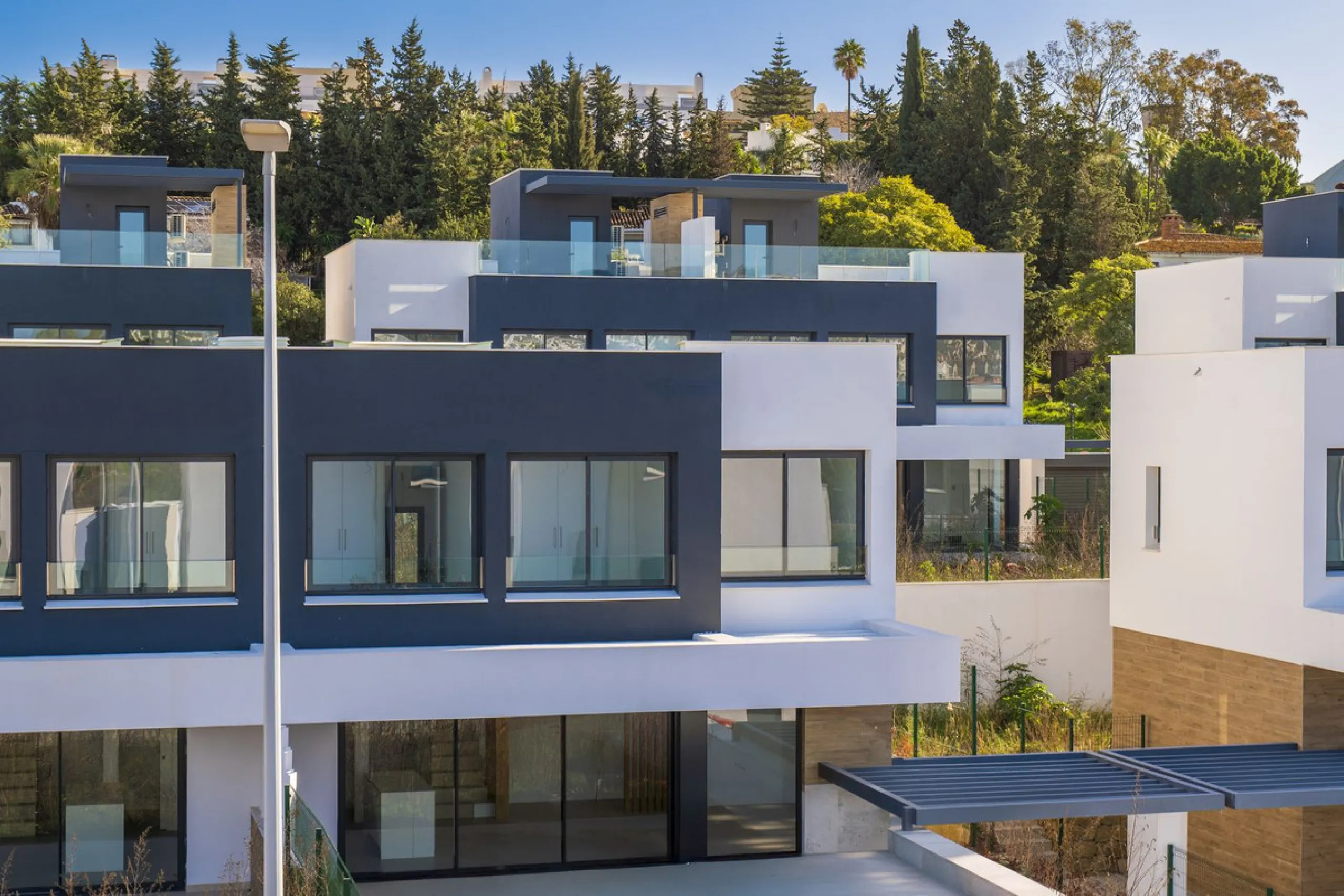 Welcome to this stunning detached villa, located on the New Golden Mile within the exclusive Serene Atalaya development in Estepona (Málaga), one of the most prestigious and sought-after residential areas on the Costa del Sol. This prime location is renow
