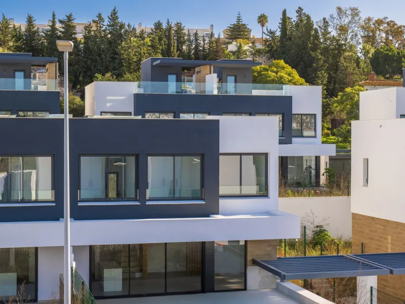 Welcome to this stunning detached villa, located on the New Golden Mile within the exclusive Serene Atalaya development in Estepona (Málaga), one of the most prestigious and sought-after residential areas on the Costa del Sol. This prime location is renow