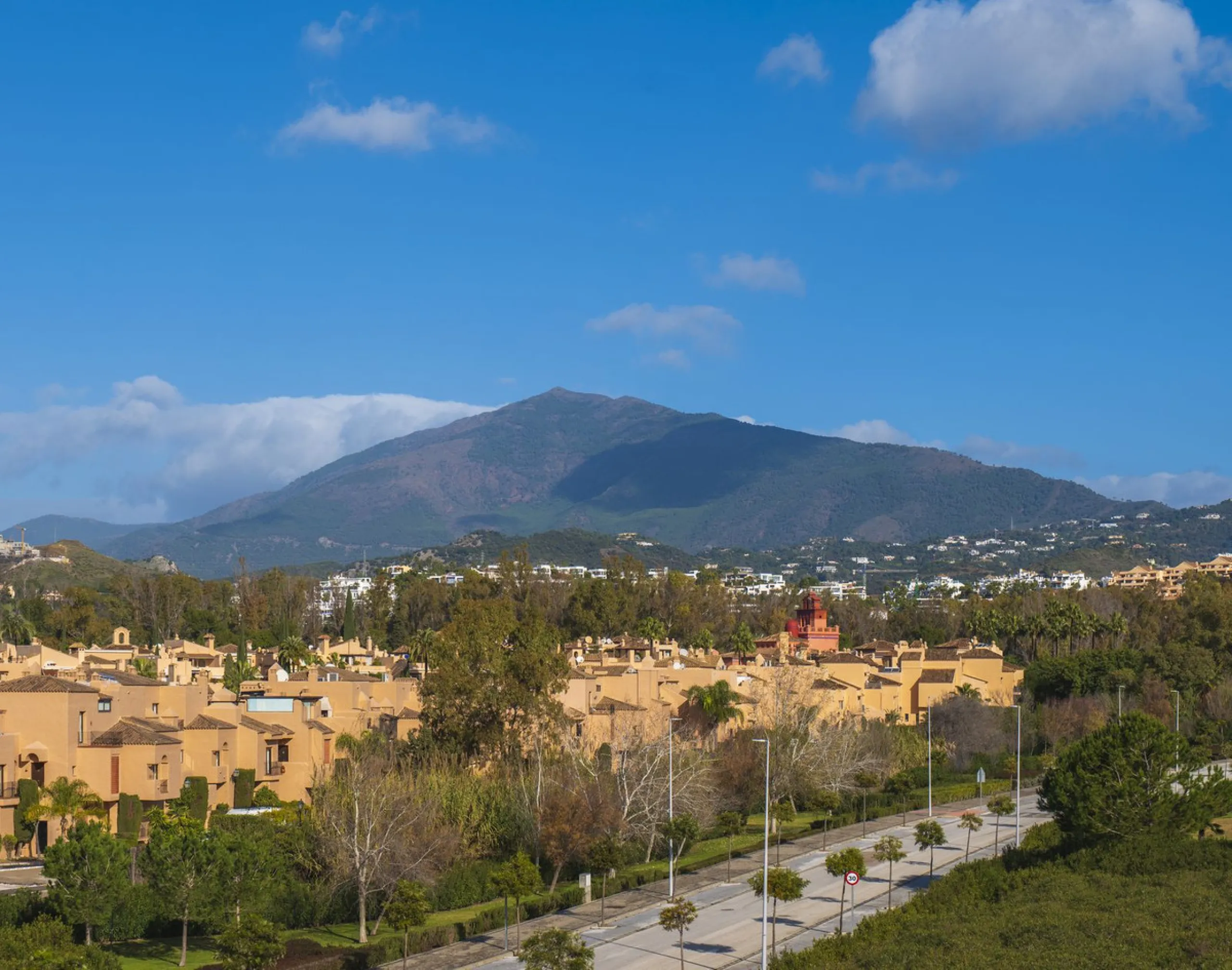 Welcome to this stunning detached villa, located on the New Golden Mile within the exclusive Serene Atalaya development in Estepona (Málaga), one of the most prestigious and sought-after residential areas on the Costa del Sol. This prime location is renow