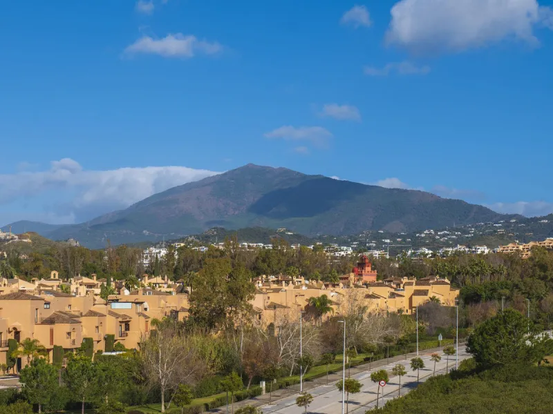 Welcome to this stunning detached villa, located on the New Golden Mile within the exclusive Serene Atalaya development in Estepona (Málaga), one of the most prestigious and sought-after residential areas on the Costa del Sol. This prime location is renow