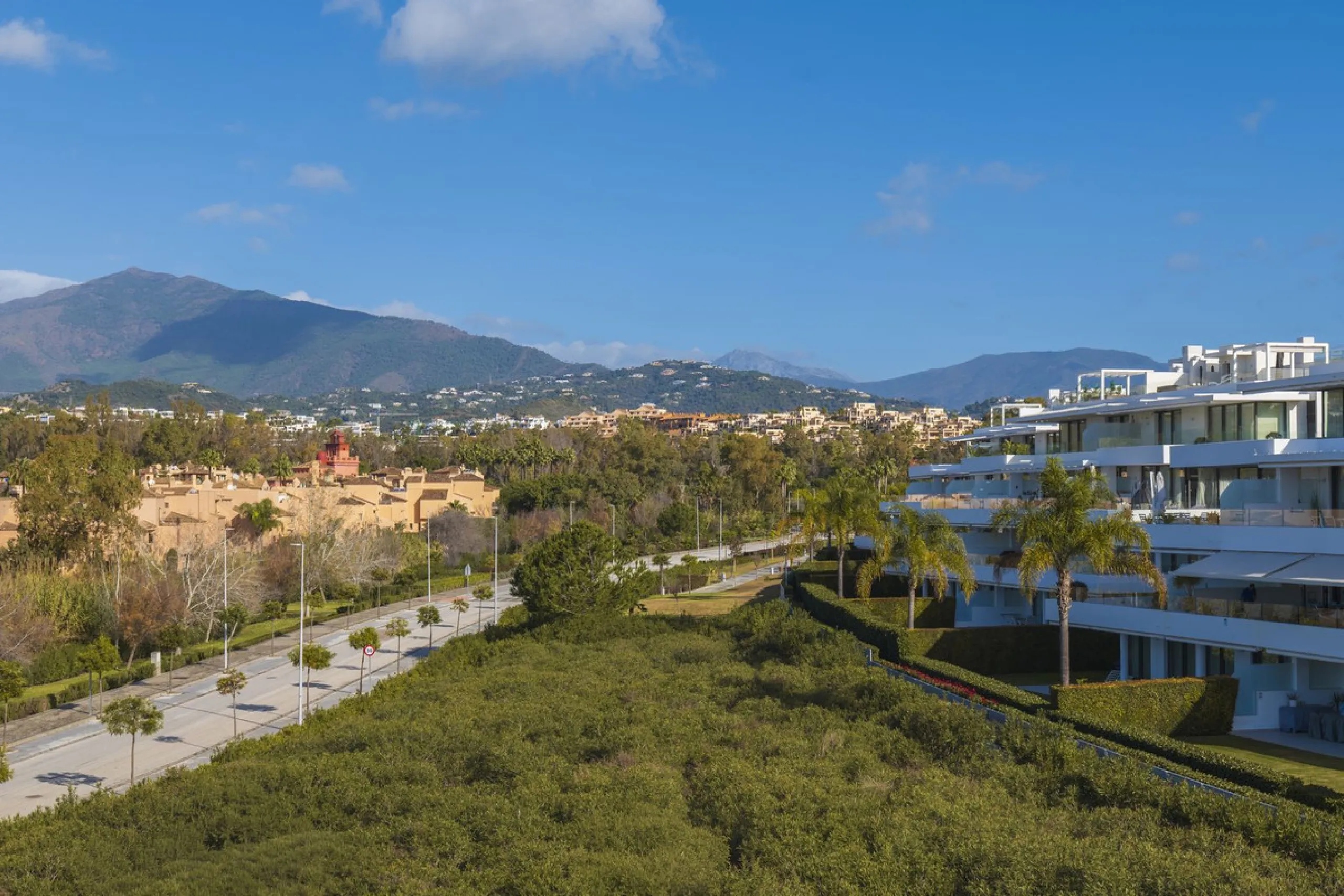 Welcome to this stunning detached villa, located on the New Golden Mile within the exclusive Serene Atalaya development in Estepona (Málaga), one of the most prestigious and sought-after residential areas on the Costa del Sol. This prime location is renow