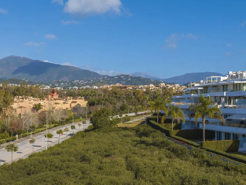 Welcome to this stunning detached villa, located on the New Golden Mile within the exclusive Serene Atalaya development in Estepona (Málaga), one of the most prestigious and sought-after residential areas on the Costa del Sol. This prime location is renow