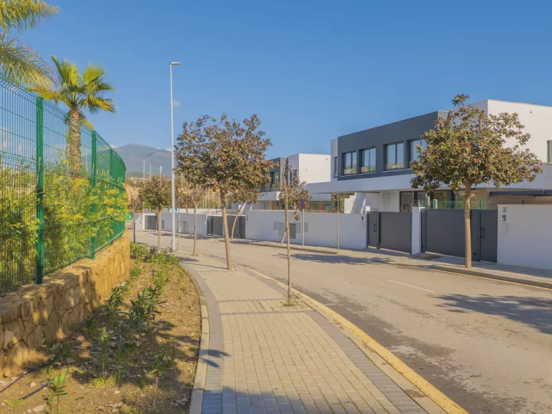 Welcome to this stunning detached villa, located on the New Golden Mile within the exclusive Serene Atalaya development in Estepona (Málaga), one of the most prestigious and sought-after residential areas on the Costa del Sol. This prime location is renow