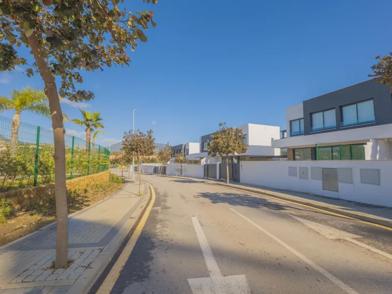 Welcome to this stunning detached villa, located on the New Golden Mile within the exclusive Serene Atalaya development in Estepona (Málaga), one of the most prestigious and sought-after residential areas on the Costa del Sol. This prime location is renow