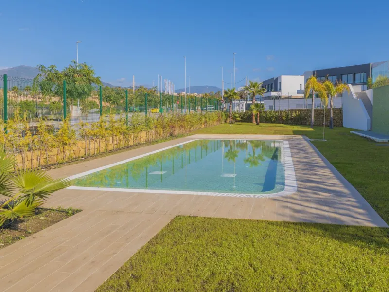 Welcome to this stunning detached villa, located on the New Golden Mile within the exclusive Serene Atalaya development in Estepona (Málaga), one of the most prestigious and sought-after residential areas on the Costa del Sol. This prime location is renow