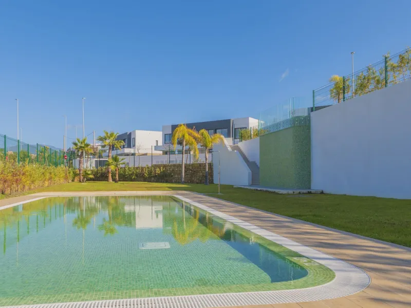 Welcome to this stunning detached villa, located on the New Golden Mile within the exclusive Serene Atalaya development in Estepona (Málaga), one of the most prestigious and sought-after residential areas on the Costa del Sol. This prime location is renow