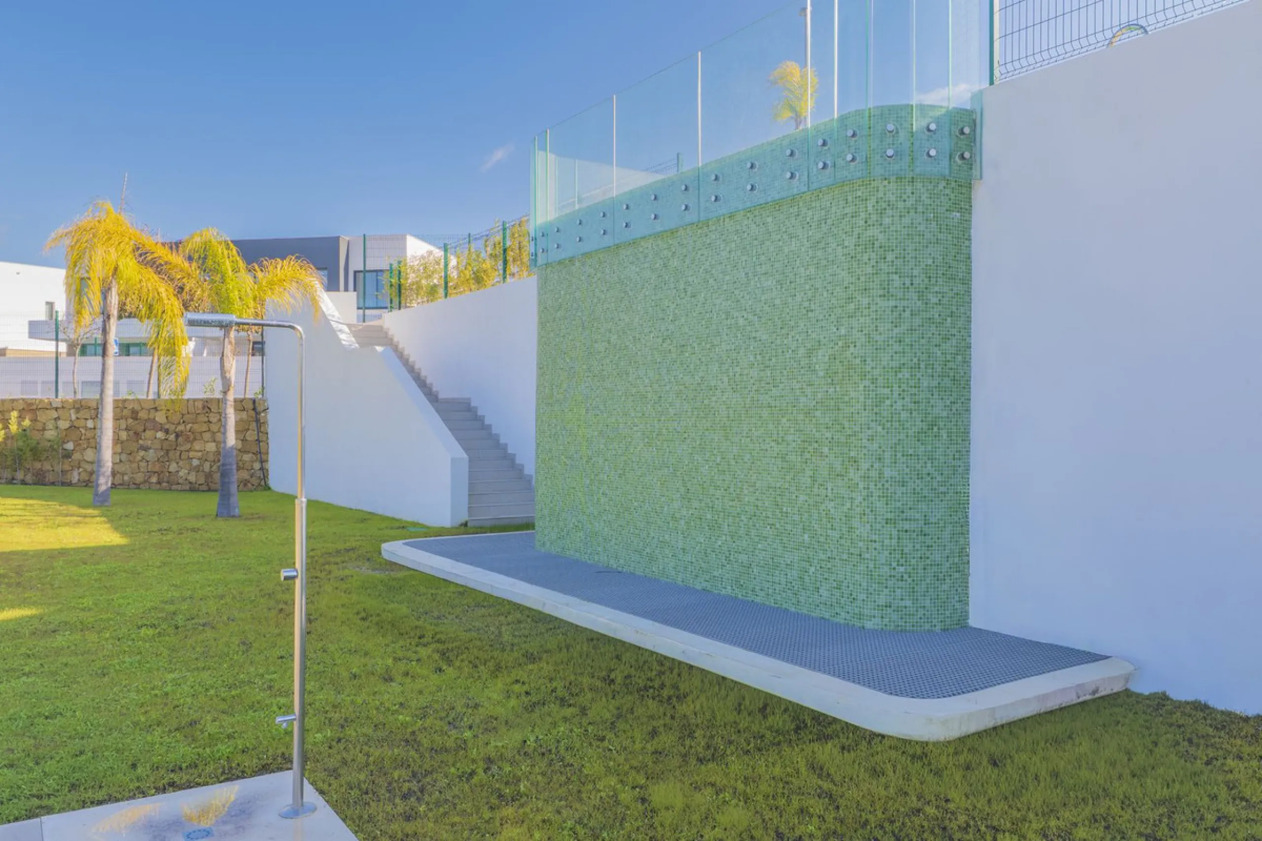 Welcome to this stunning detached villa, located on the New Golden Mile within the exclusive Serene Atalaya development in Estepona (Málaga), one of the most prestigious and sought-after residential areas on the Costa del Sol. This prime location is renow