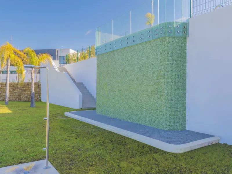 Welcome to this stunning detached villa, located on the New Golden Mile within the exclusive Serene Atalaya development in Estepona (Málaga), one of the most prestigious and sought-after residential areas on the Costa del Sol. This prime location is renow