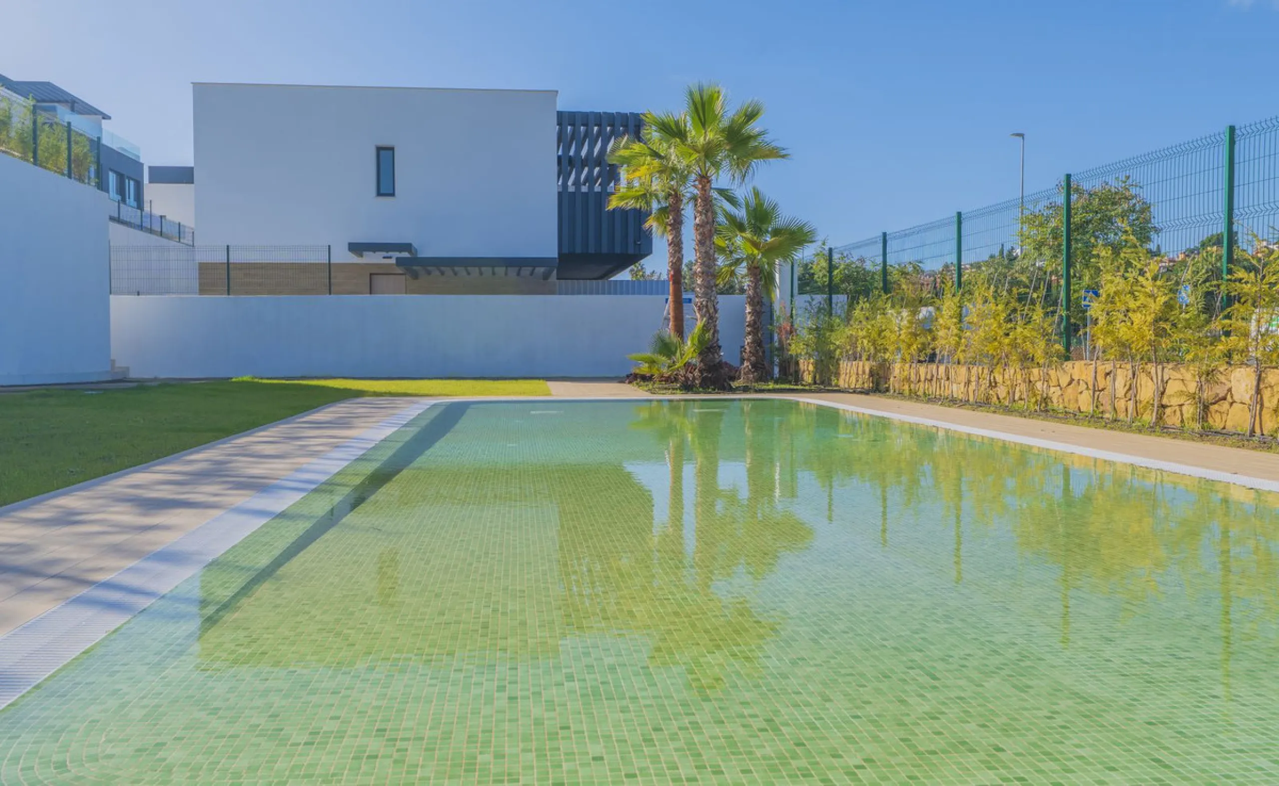 Welcome to this stunning detached villa, located on the New Golden Mile within the exclusive Serene Atalaya development in Estepona (Málaga), one of the most prestigious and sought-after residential areas on the Costa del Sol. This prime location is renow