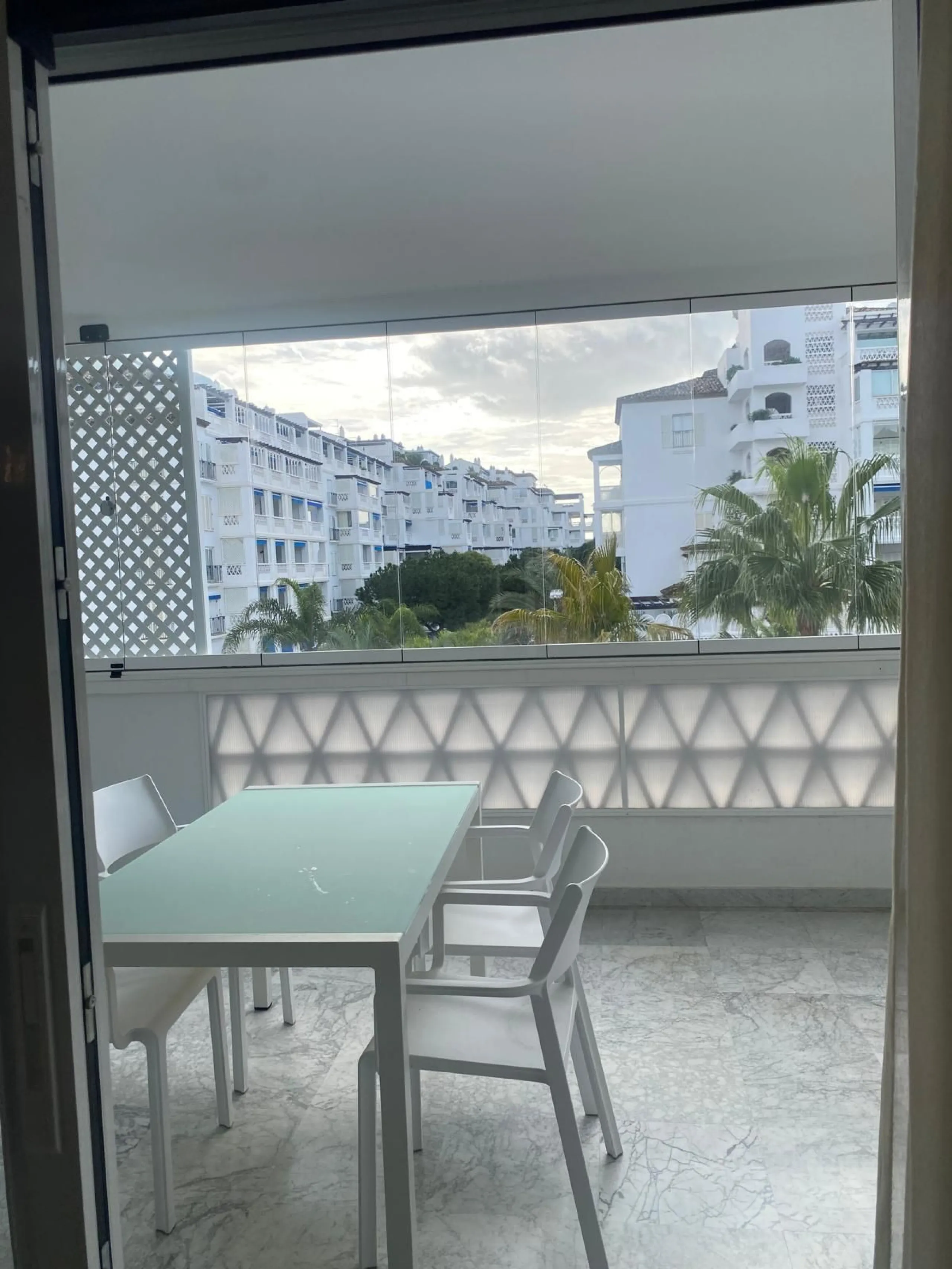 Apartment - Middle Floor Apartment в продаже в Marbella, Málaga. В доме 2 спален и 3 ванных комнат. Площадь дома 145 м²