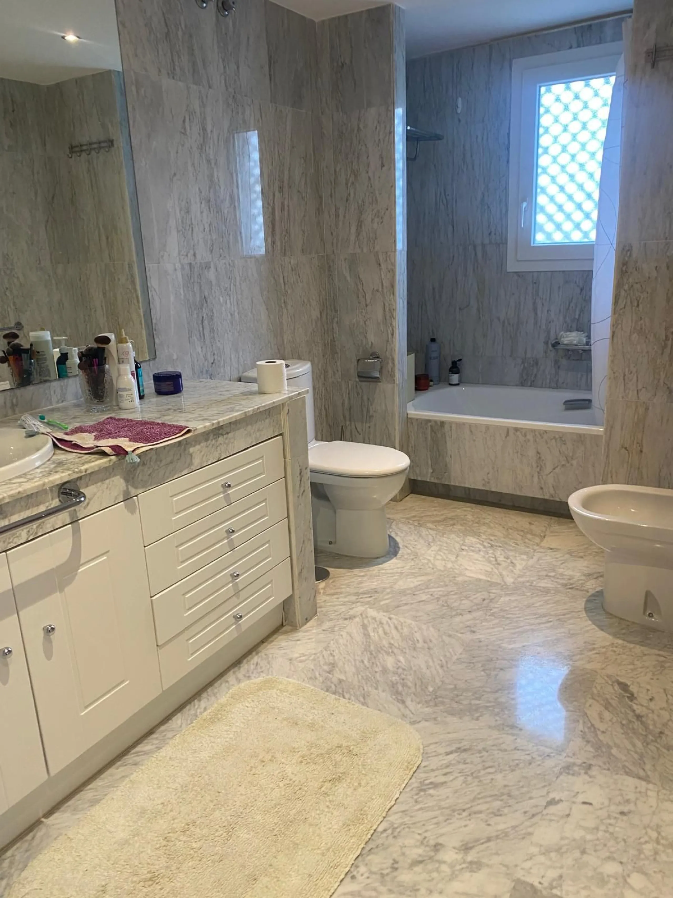 Apartment - Middle Floor Apartment в продаже в Marbella, Málaga. В доме 2 спален и 3 ванных комнат. Площадь дома 145 м²