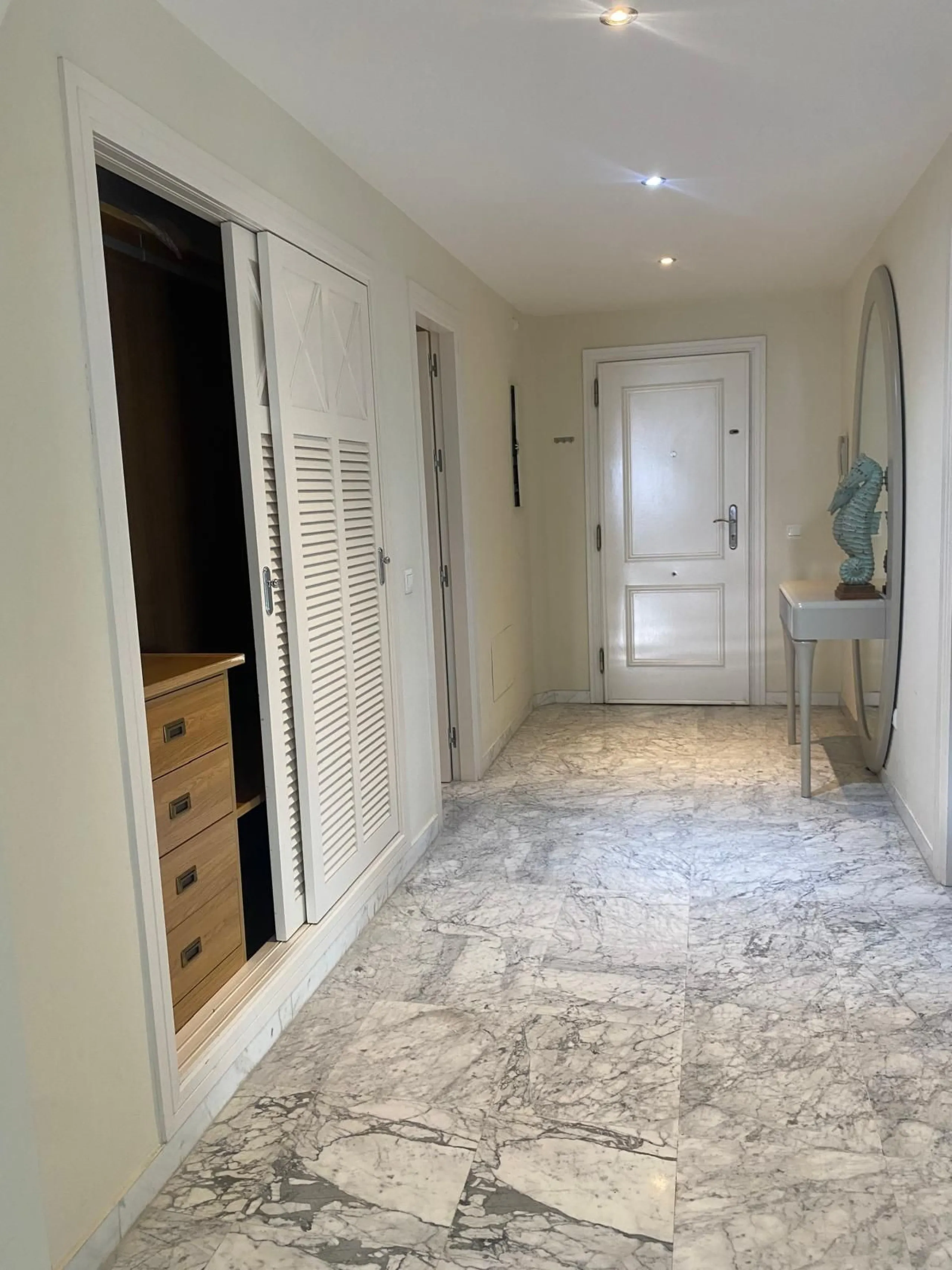 Apartment - Middle Floor Apartment в продаже в Marbella, Málaga. В доме 2 спален и 3 ванных комнат. Площадь дома 145 м²
