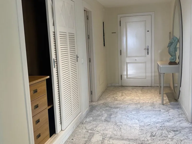 Apartment - Middle Floor Apartment в продаже в Marbella, Málaga. В доме 2 спален и 3 ванных комнат. Площадь дома 145 м²