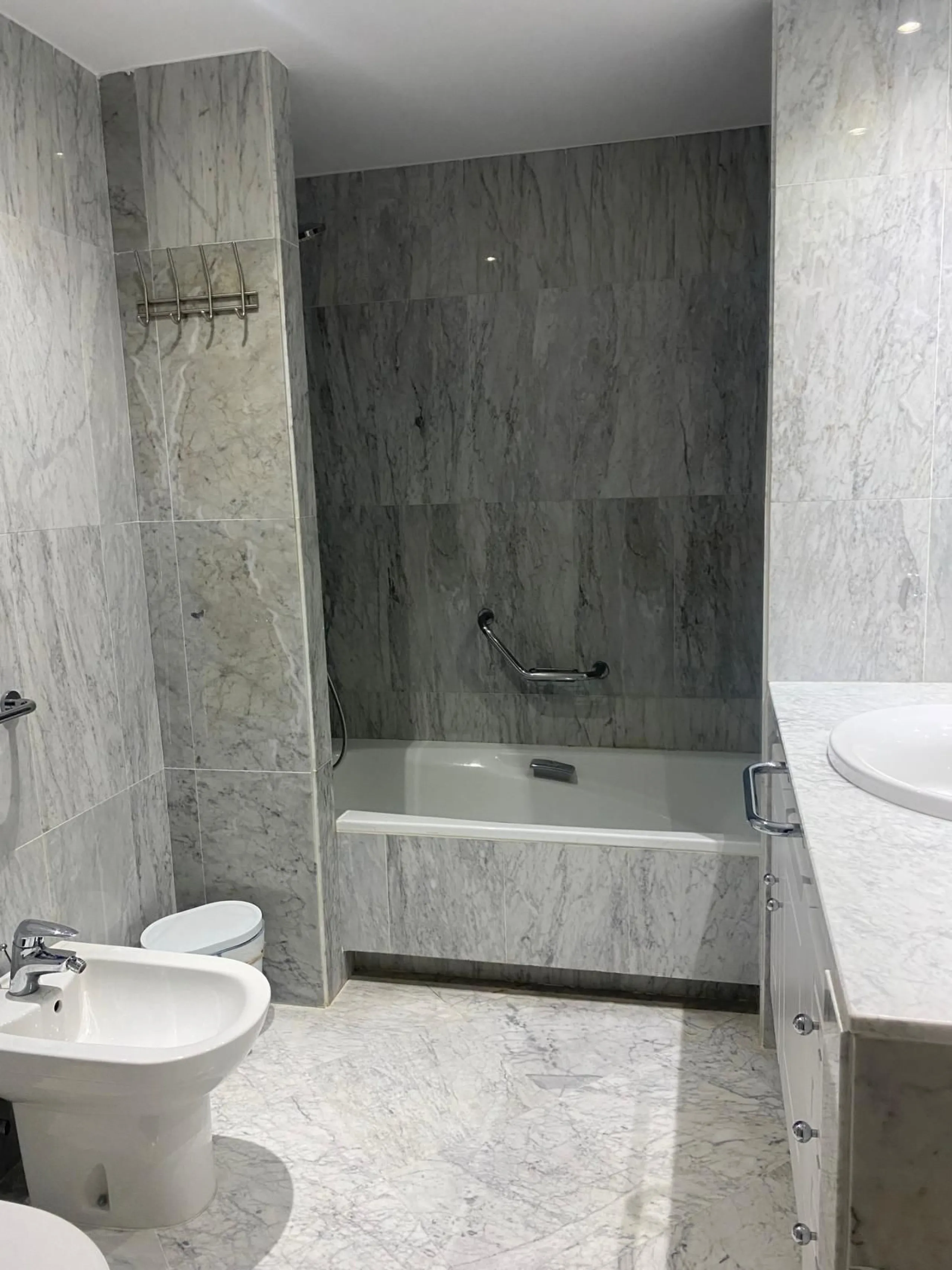 Apartment - Middle Floor Apartment в продаже в Marbella, Málaga. В доме 2 спален и 3 ванных комнат. Площадь дома 145 м²