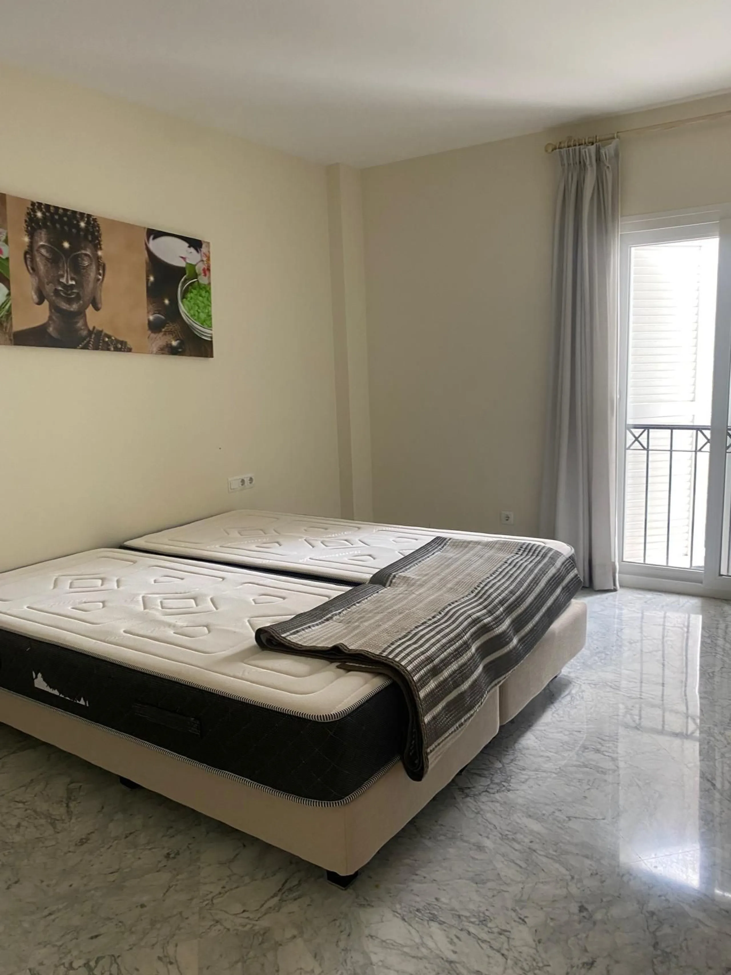 Apartment - Middle Floor Apartment в продаже в Marbella, Málaga. В доме 2 спален и 3 ванных комнат. Площадь дома 145 м²