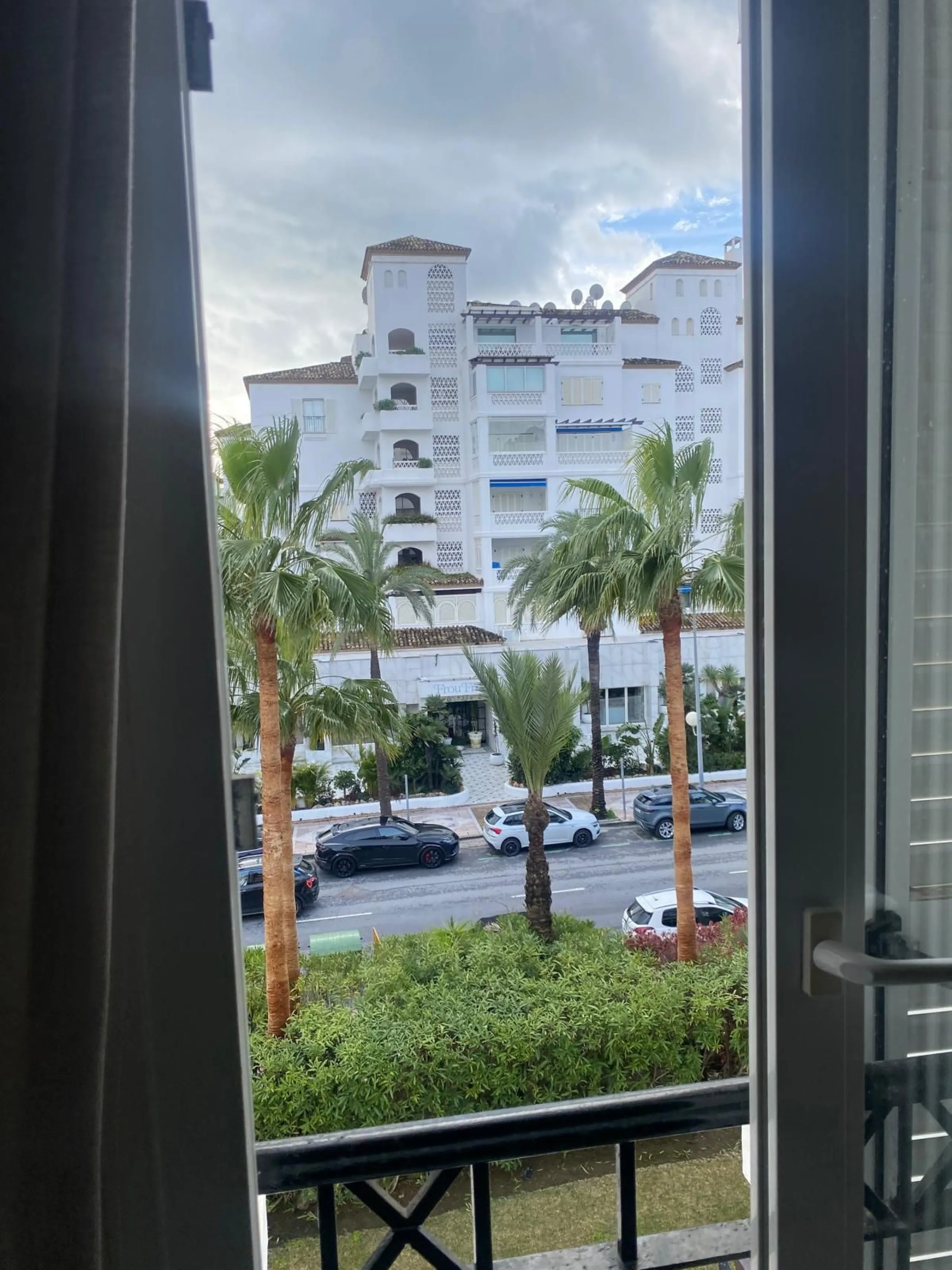 Apartment - Middle Floor Apartment в продаже в Marbella, Málaga. В доме 2 спален и 3 ванных комнат. Площадь дома 145 м²