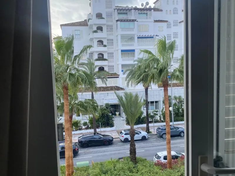 Apartment - Middle Floor Apartment в продаже в Marbella, Málaga. В доме 2 спален и 3 ванных комнат. Площадь дома 145 м²