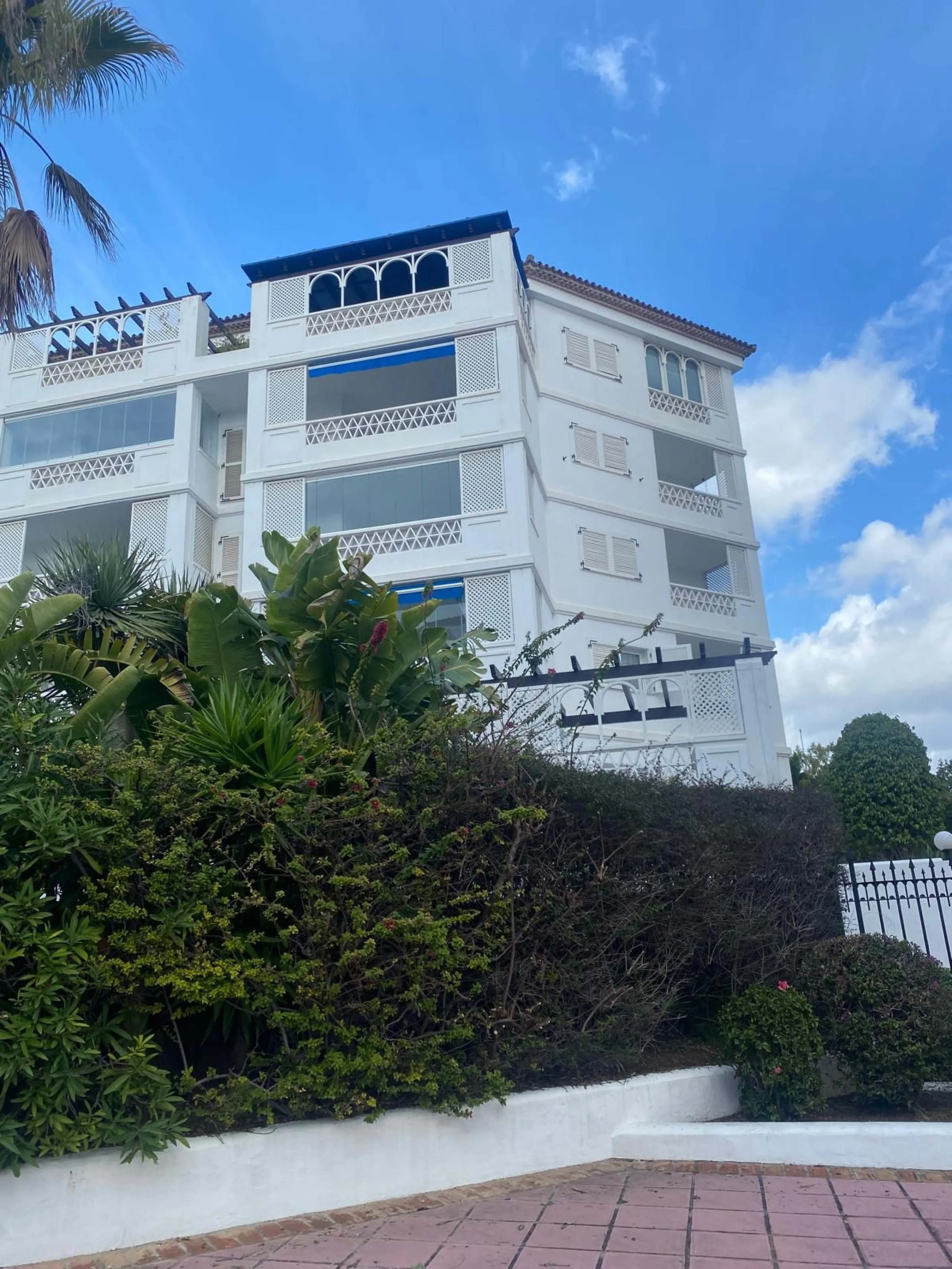 Apartment - Middle Floor Apartment в продаже в Marbella, Málaga. В доме 2 спален и 3 ванных комнат. Площадь дома 145 м²