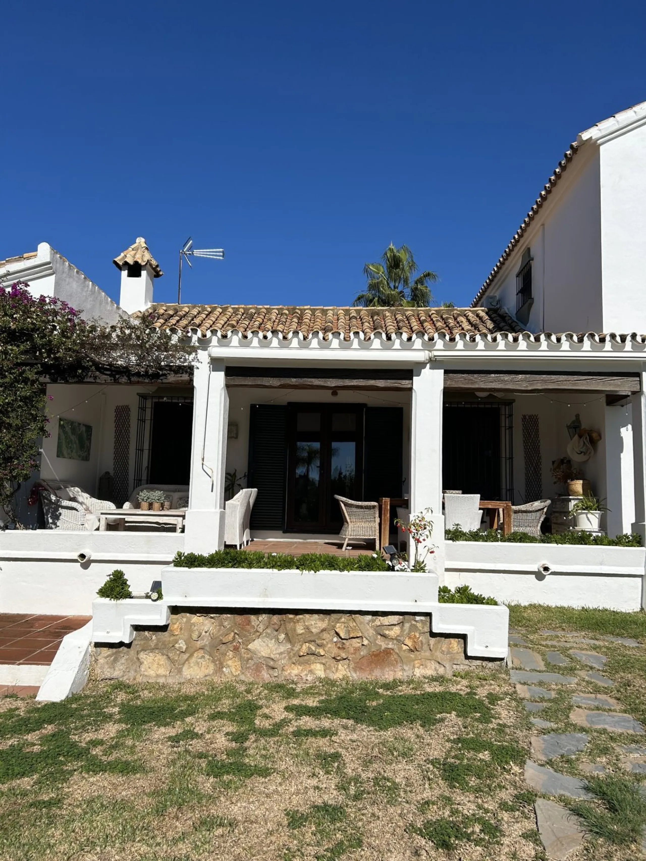House - Detached Villa в продаже в Estepona, Málaga. В доме 4 спален и 3 ванных комнат. Площадь дома 200 м². Площадь участка 1246 м²
