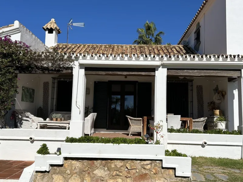 Wonderful villa for sale in a residential area of Atalaya, in the Monte Biarritz neighborhood, ideal for families and those seeking privacy while living in a well-established area. The property is situated on a plot of 1,246 m², with a building potential 