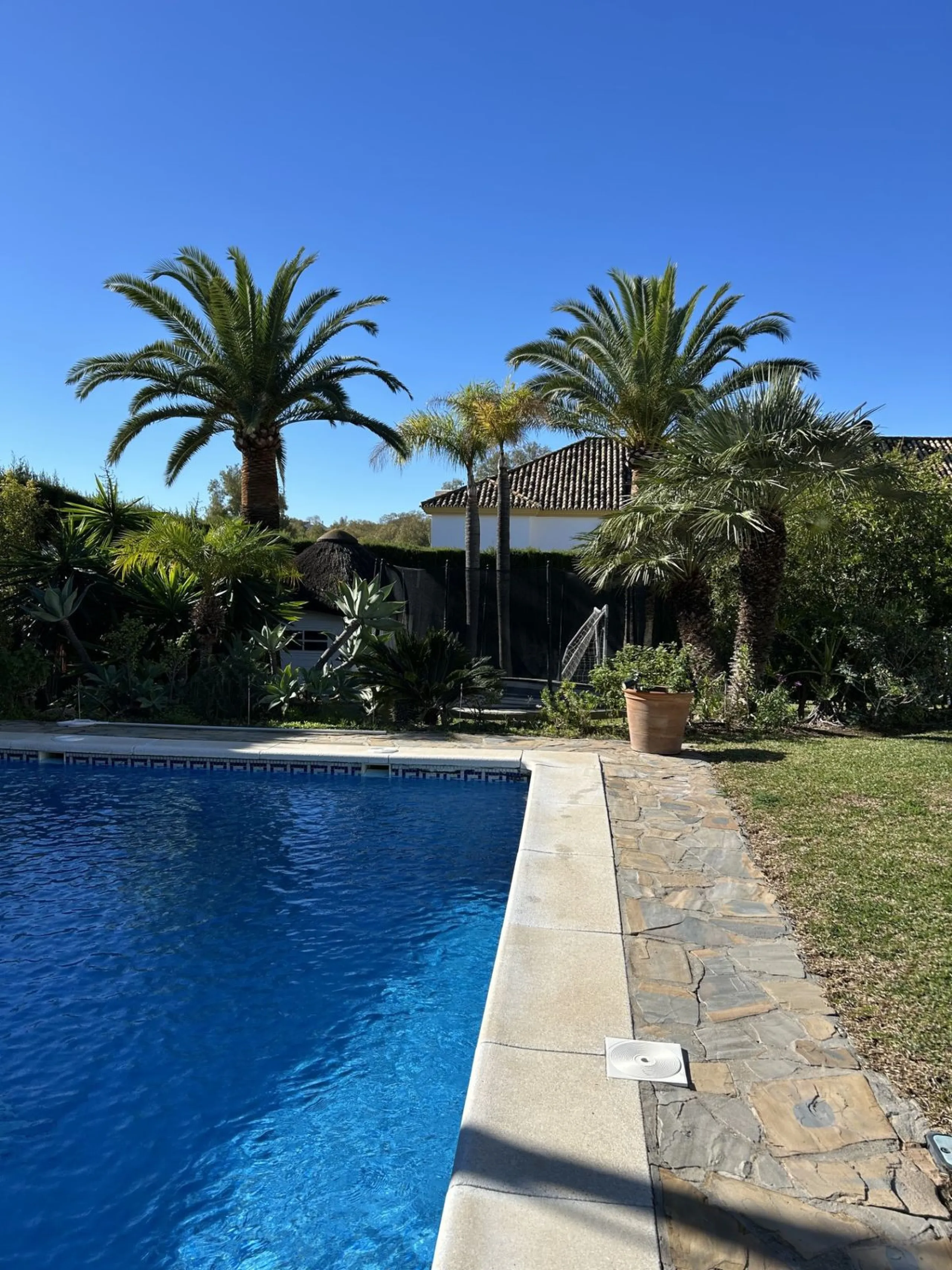 House - Detached Villa в продаже в Estepona, Málaga. В доме 4 спален и 3 ванных комнат. Площадь дома 200 м². Площадь участка 1246 м²