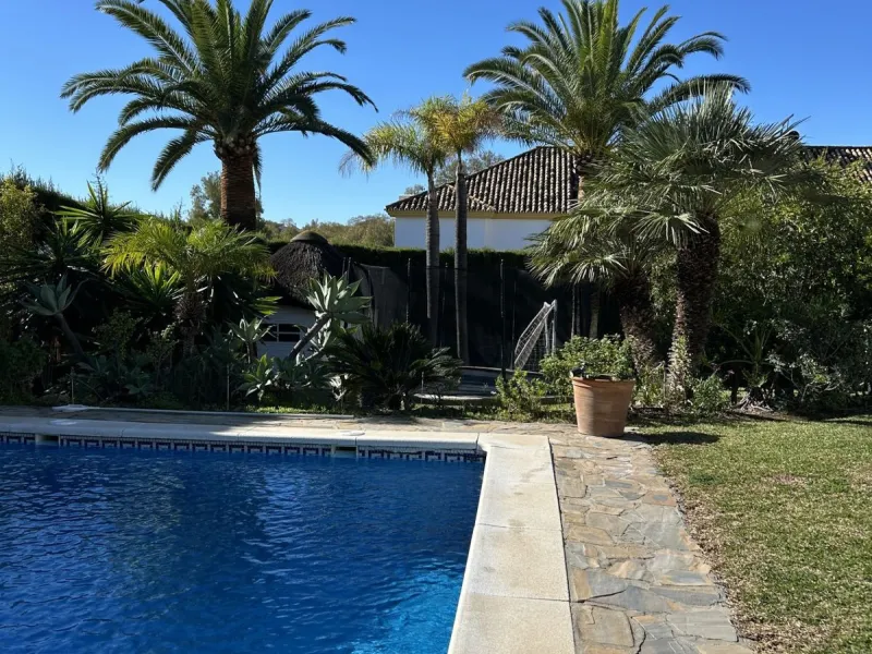 House - Detached Villa в продаже в Estepona, Málaga. В доме 4 спален и 3 ванных комнат. Площадь дома 200 м². Площадь участка 1246 м²