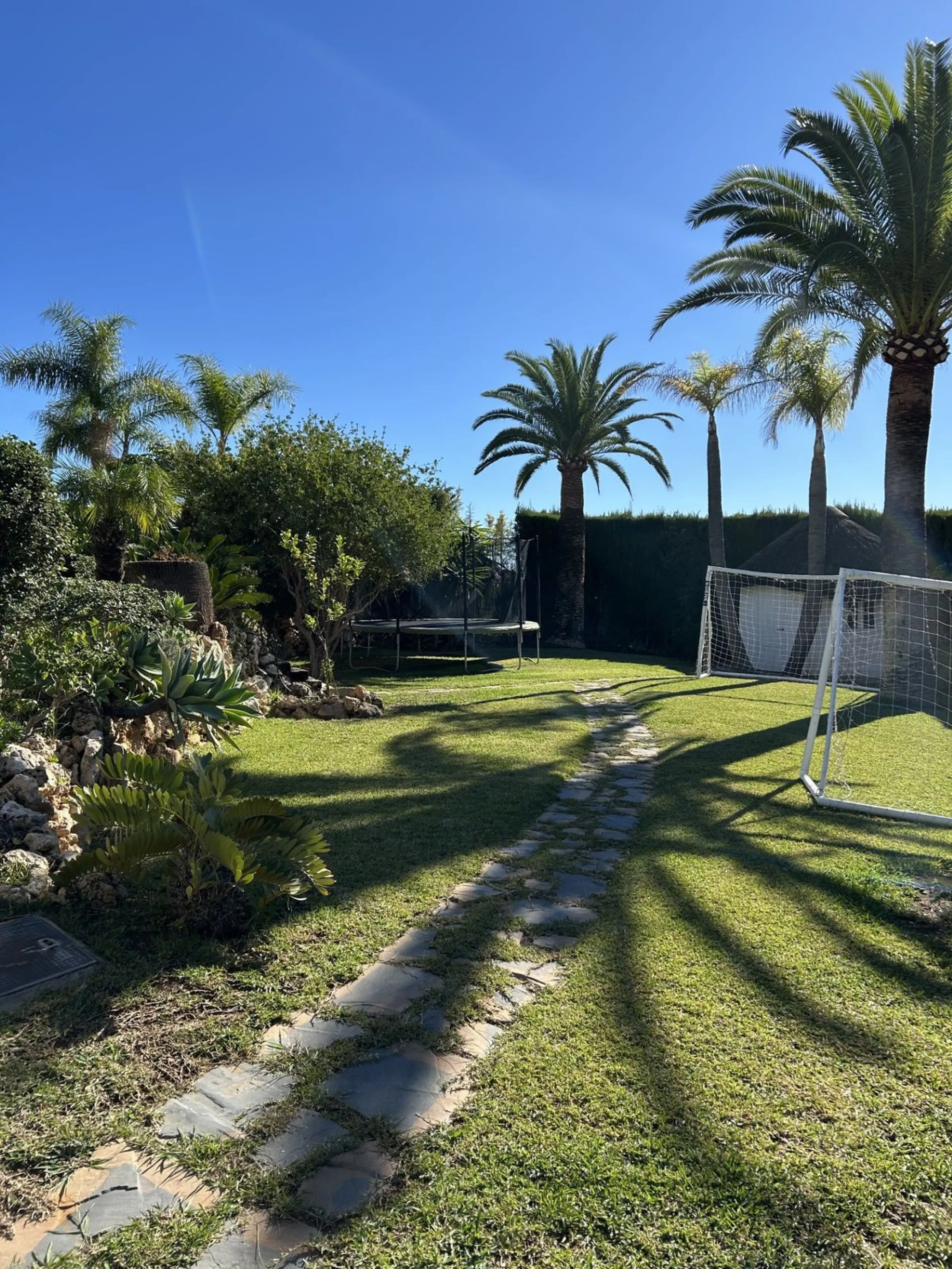 House - Detached Villa в продаже в Estepona, Málaga. В доме 4 спален и 3 ванных комнат. Площадь дома 200 м². Площадь участка 1246 м²