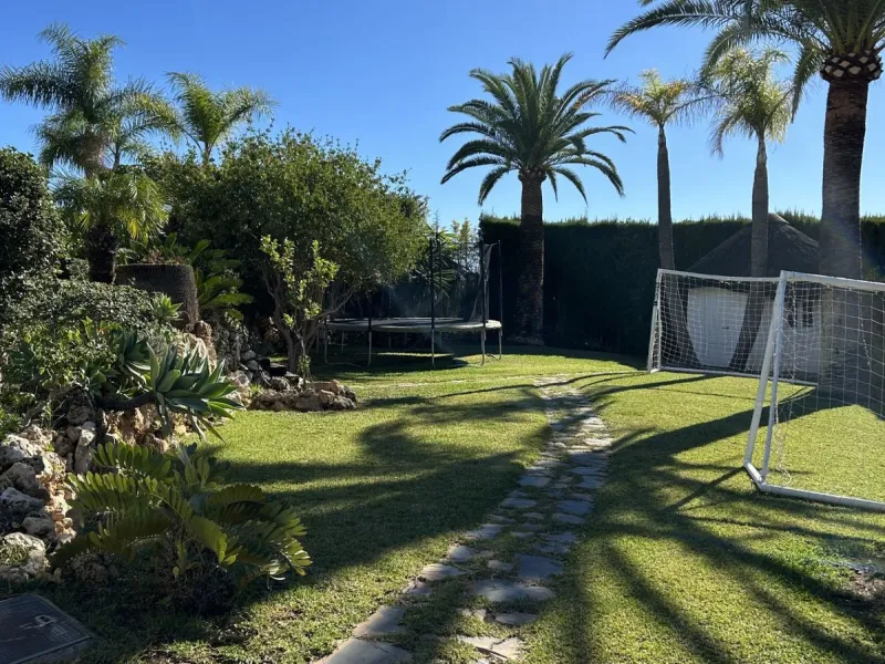 House - Detached Villa в продаже в Estepona, Málaga. В доме 4 спален и 3 ванных комнат. Площадь дома 200 м². Площадь участка 1246 м²