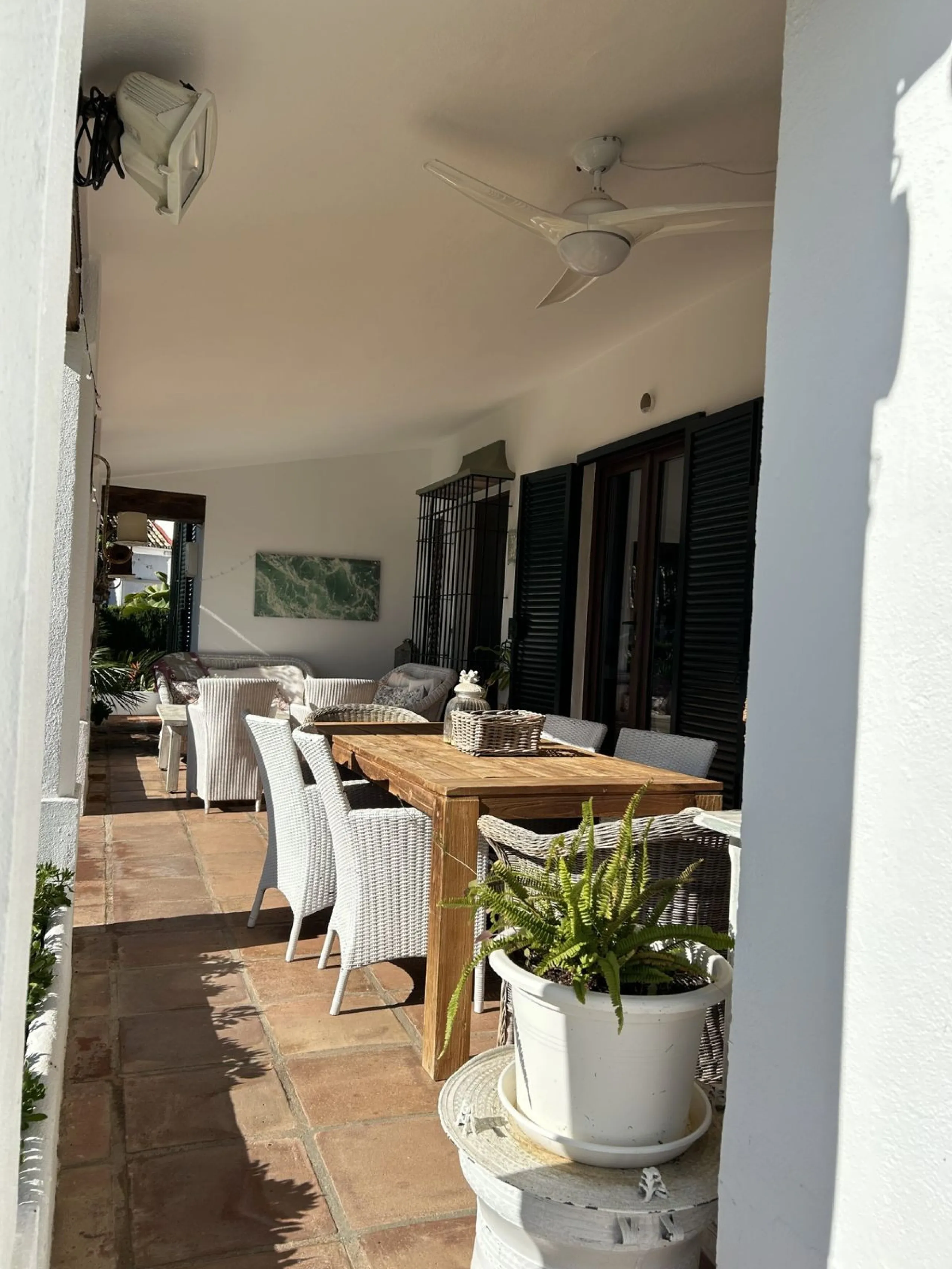 House - Detached Villa в продаже в Estepona, Málaga. В доме 4 спален и 3 ванных комнат. Площадь дома 200 м². Площадь участка 1246 м²