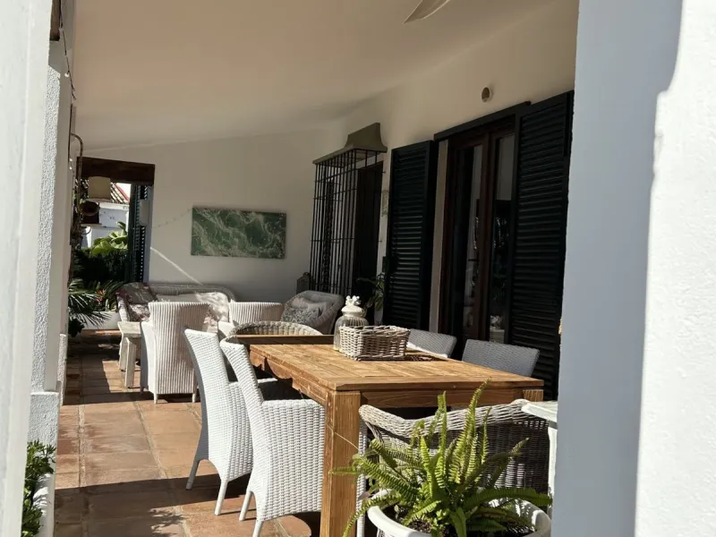 House - Detached Villa в продаже в Estepona, Málaga. В доме 4 спален и 3 ванных комнат. Площадь дома 200 м². Площадь участка 1246 м²
