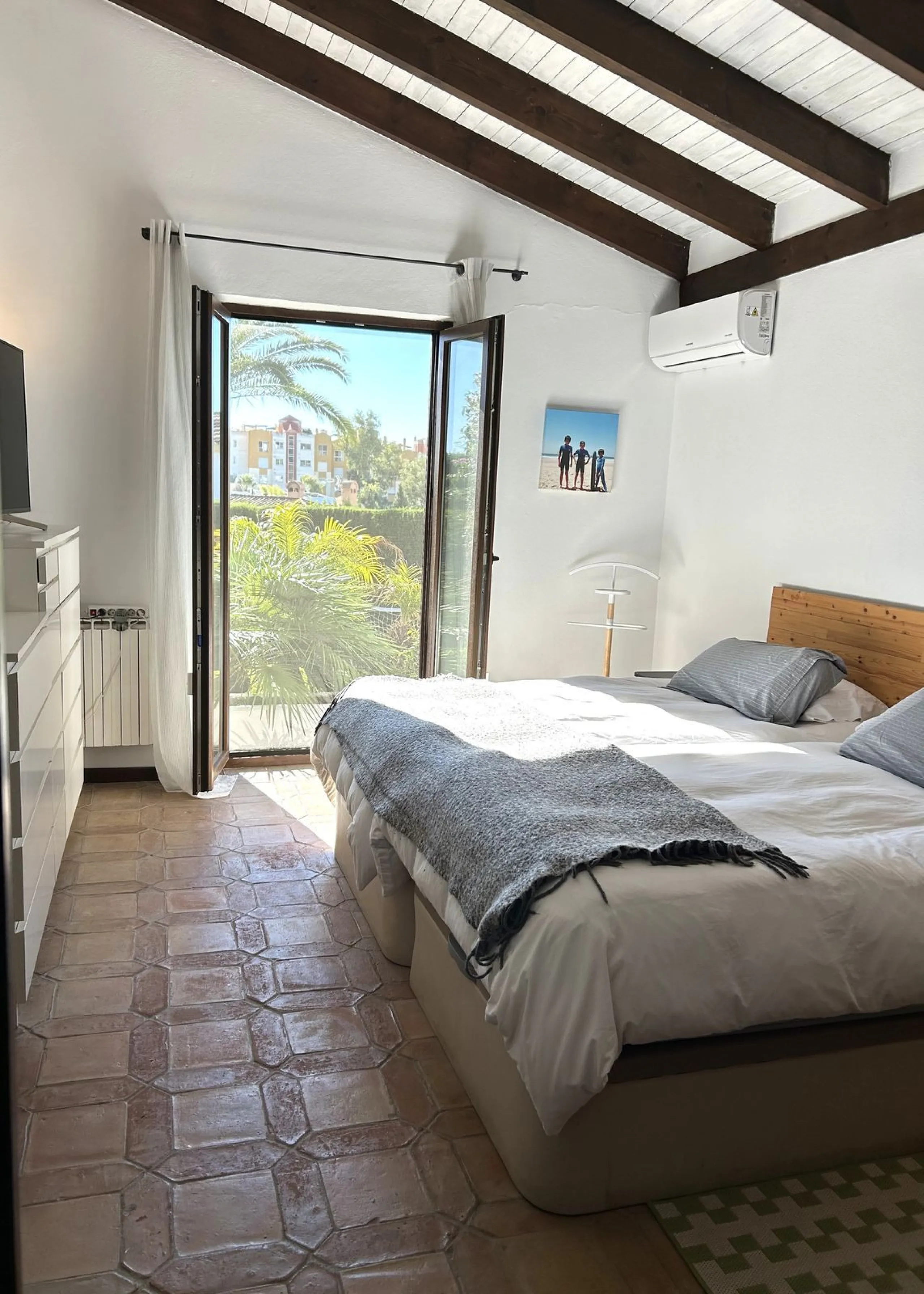 House - Detached Villa в продаже в Estepona, Málaga. В доме 4 спален и 3 ванных комнат. Площадь дома 200 м². Площадь участка 1246 м²