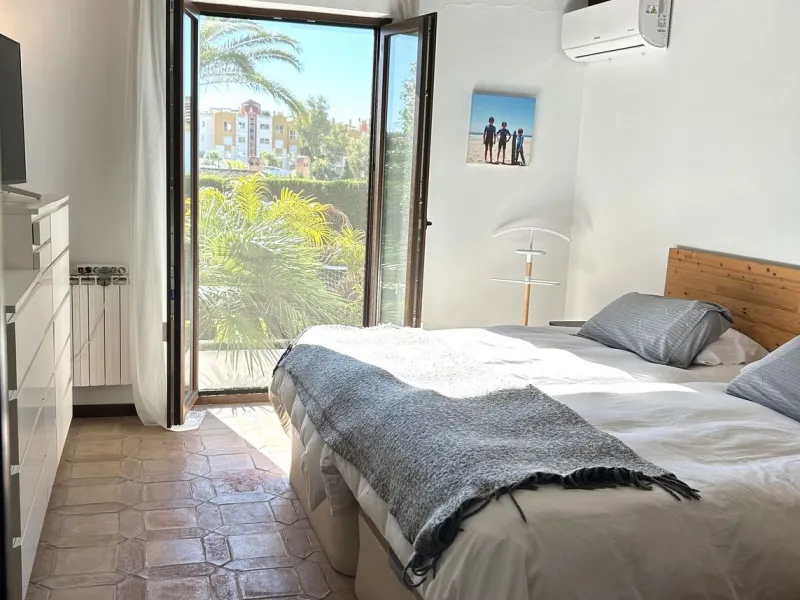 House - Detached Villa в продаже в Estepona, Málaga. В доме 4 спален и 3 ванных комнат. Площадь дома 200 м². Площадь участка 1246 м²